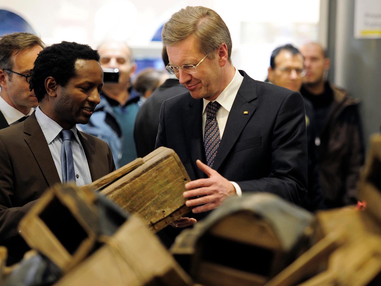 Oktober 2010: Damals sah sich auch der damalige Bundespräsident Christian Wulff die Schuhputzboxen an.