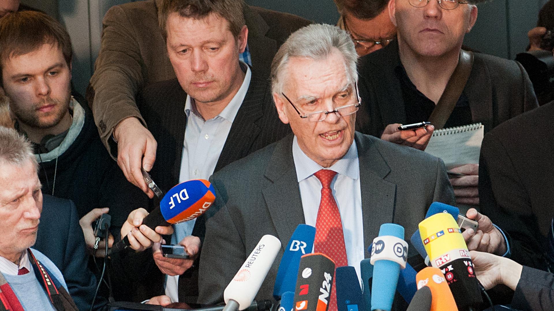Der Präsident des Bundeskriminalamts (M, BKA), Jörg Ziercke, spricht am 19.02.2014, nach seiner Befragung im Innenausschuss des Deutschen Bundestages in Berlin, mit Journalisten.