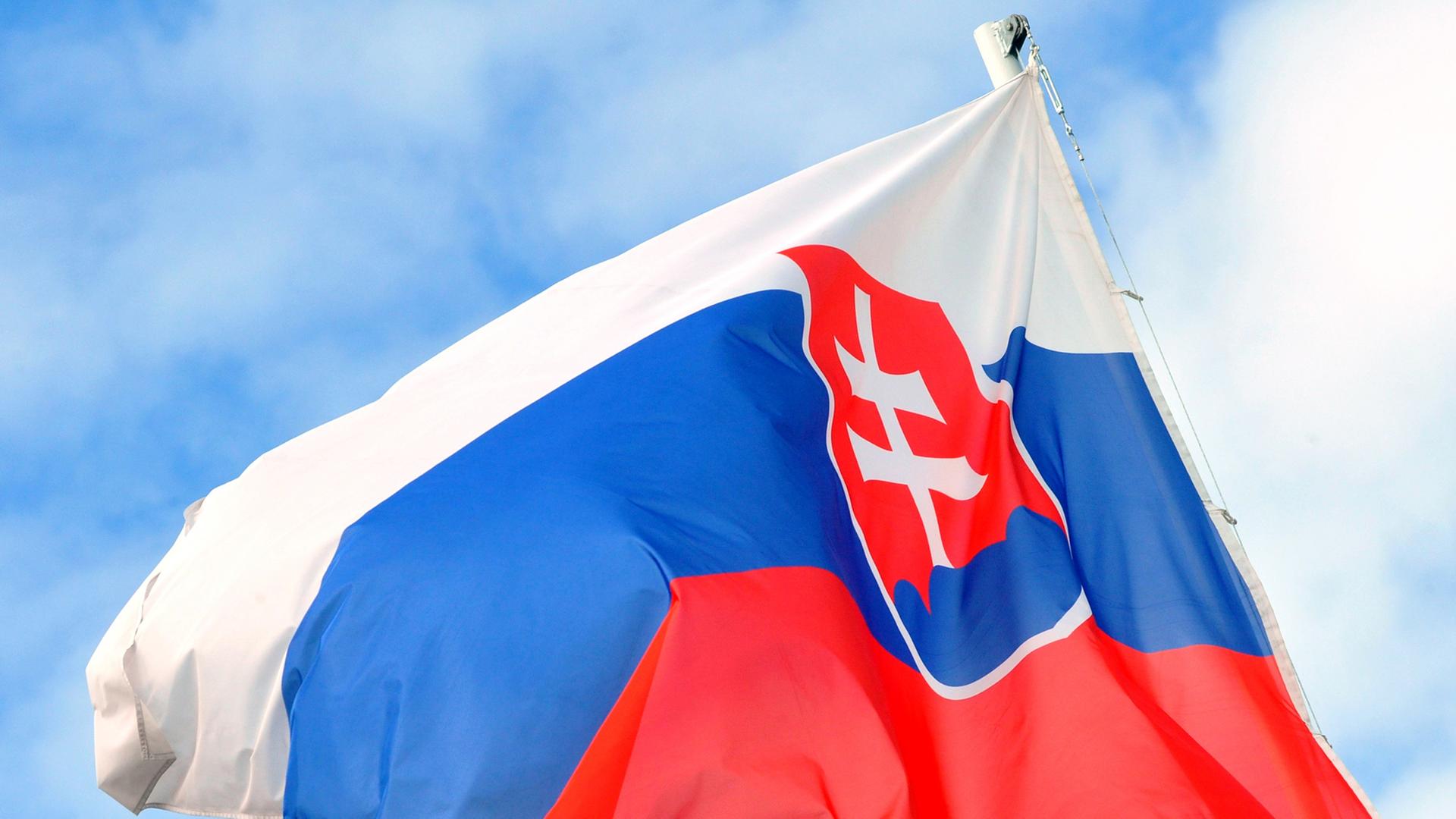 Die wehende Fahne der Slowakei. Im Hintergrund: Himmel
