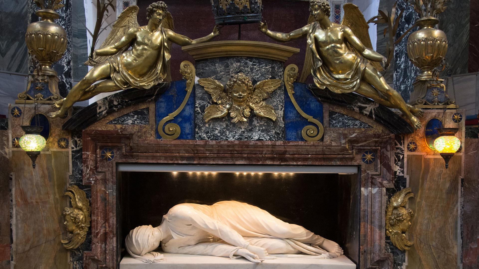 Skulptur der Heiligen Cäcilie von Stefano Maderno in der Kirche Santa Cecilia in Trastevere (1599–1600) Skulptur der Heiligen Cäcilie von Stefano Maderno in der Kirche Santa Cecilia in Trastevere (1599–1600)