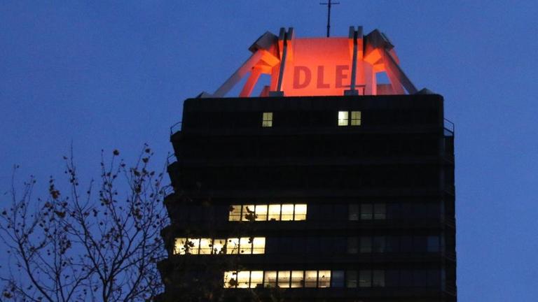 Von Blau zu Orange: Die Turmspitze im DLF-Funkhaus in Köln wechselte zur Kampagne „Orange Your City“ die Farbe