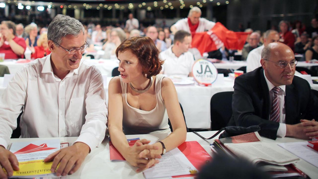 Die Bundesvorsitzenden der Linken, Katja Kipping und Bernd Riexinger, sowie der Fraktionsvorsitzende Gregor Gysi beim Parteitag der Linken in Bielefeld