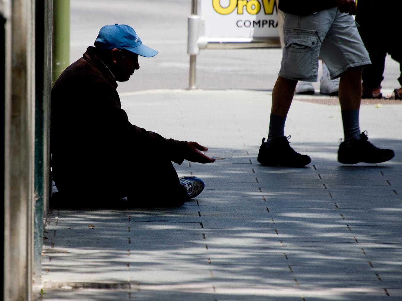 Ein Bettler sitzt am 07.06.2013 in Palma de Mallorca auf der Mittelmeerinsel Mallorca (Spanien). Spanien gehört zu den Ländern Europas mit der höchsten Armutsgefährdungsquote und den größten Einkommensunterschieden, wie das Statistische Bundesamt ermittelte.