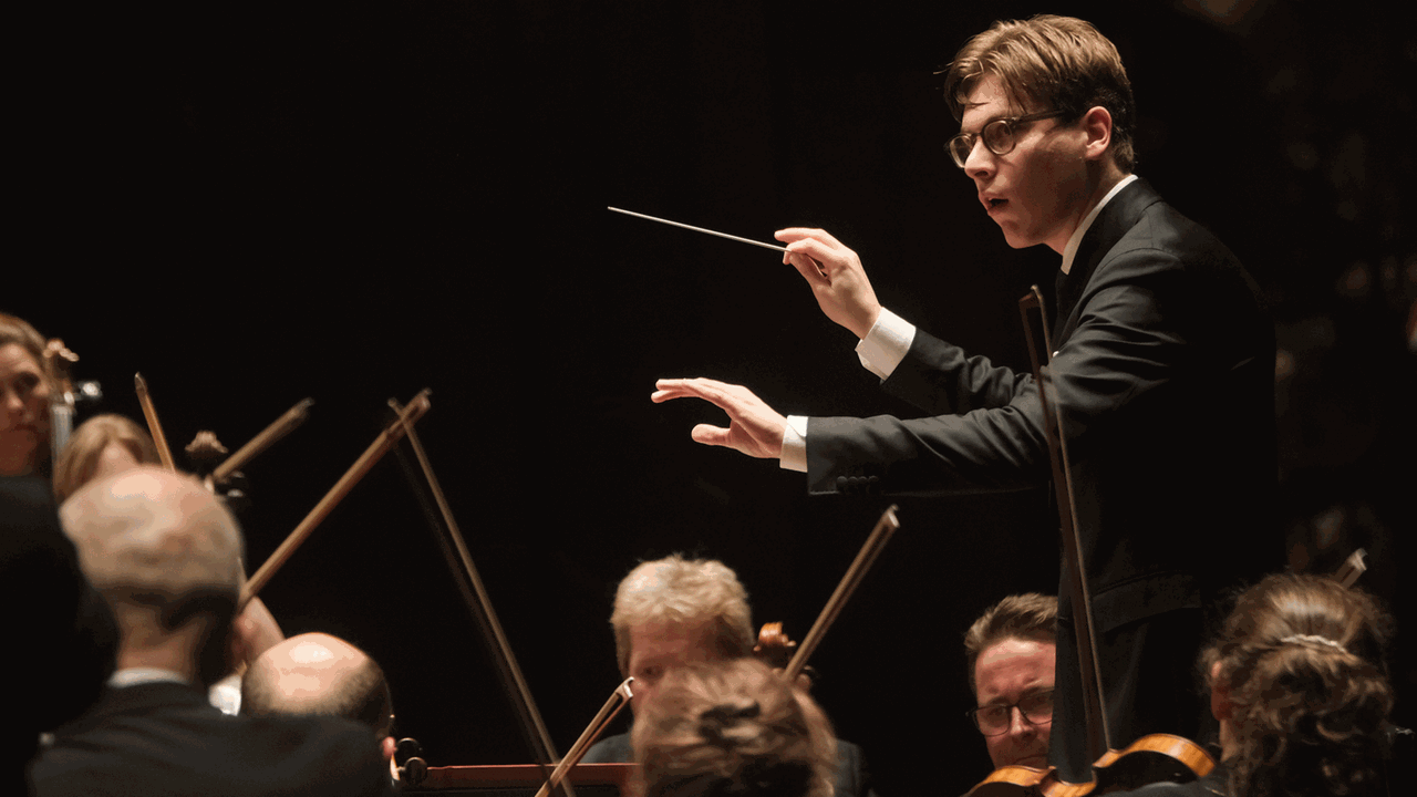 Der Dirigent Karl Mäkelä und das Schwedische Rundfunksinfonieorchester bei einem Konzert in der Berwaldhallen Stockholm am 31.01.2020