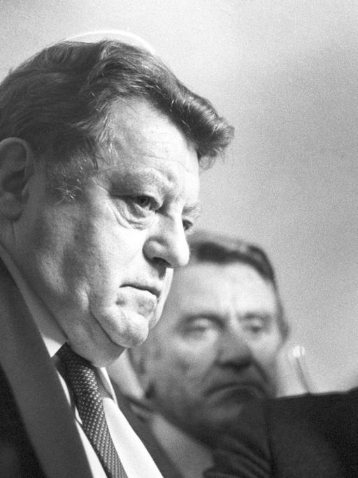 Bayerns Ministerpräsident Franz Josef Strauß, der Münchner Polizeipräsident Manfred Schreiber und Oberbürgermeister Erich Kiesl informieren sich nach dem Oktoberfest-Attentat über das Ausmaß der Katastrophe.