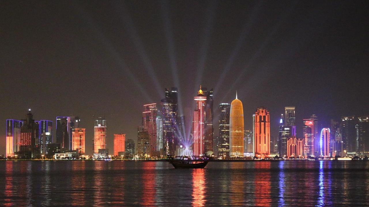 Nächtlicher Blick auf die beleuchtete Skyline von Doha, der Hauptstadt des Emirats Katar.