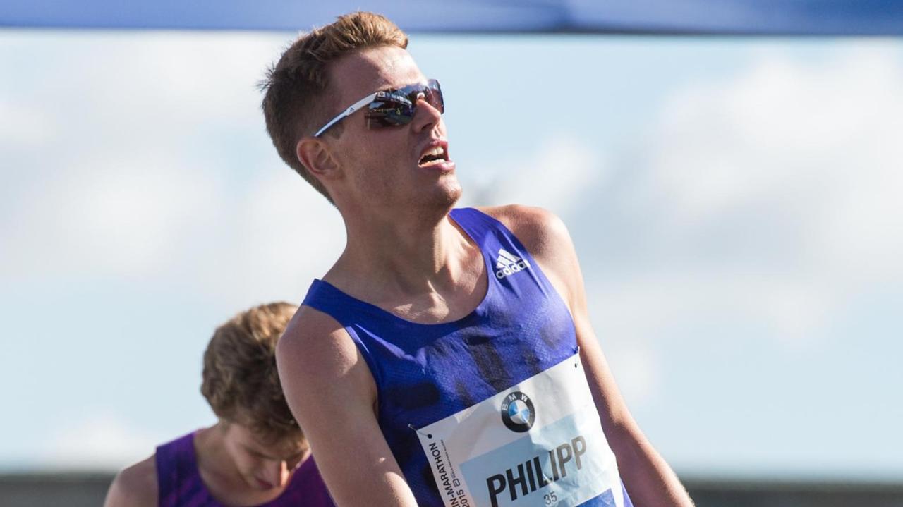 Marathon-Läufer Philipp Pflieger nach dem Zieleinlauf beim Marathon mit Sonnenbrille.