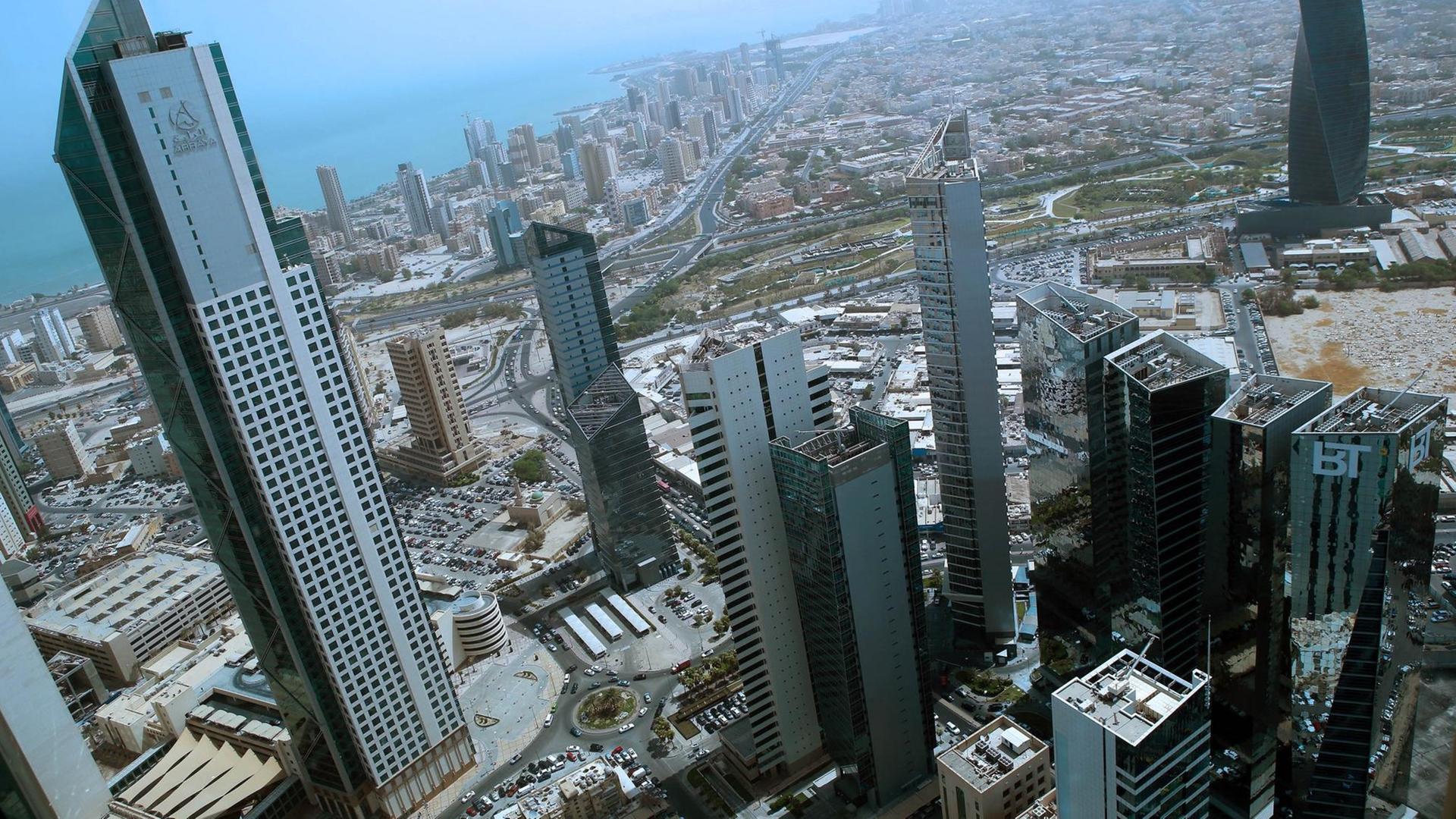 Blick über Kuwait-Stadt mit Wolkenkratzern.