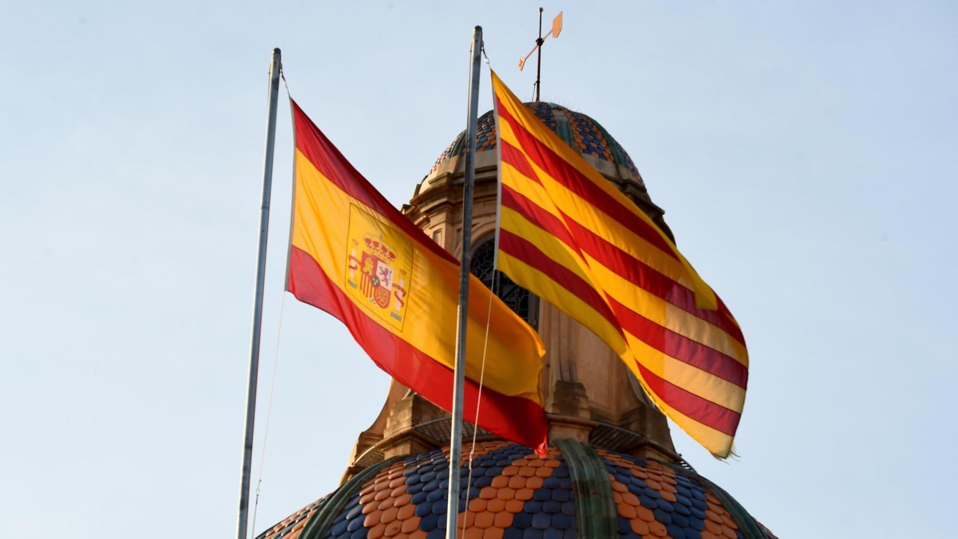 Die spanische und katalonische Fahne: Kommt hier bald noch Fahne der Region "Tabarnia" hinzu? Das hoffen die Initiatoren einer Online-Kampagne.