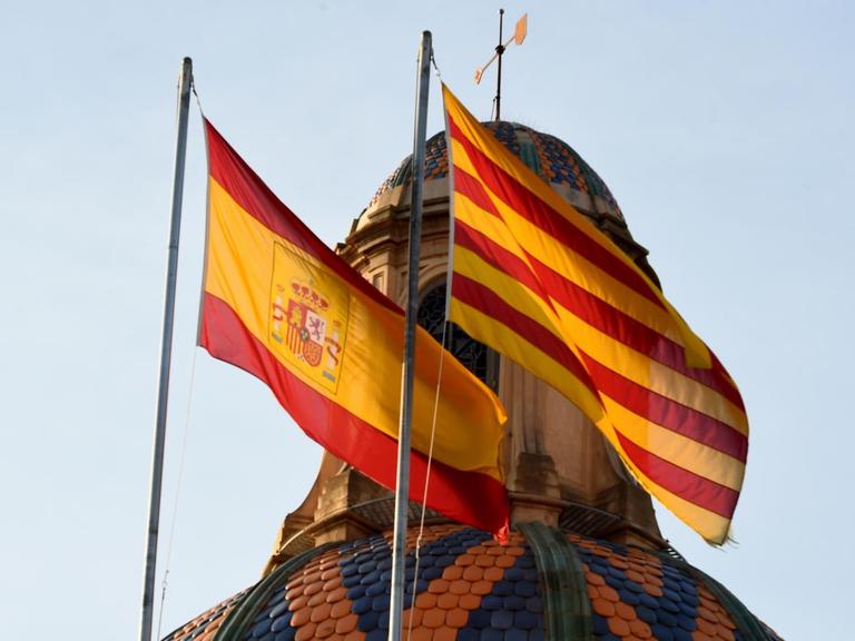 Die spanische und katalonische Fahne: Kommt hier bald noch Fahne der Region "Tabarnia" hinzu? Das hoffen die Initiatoren einer Online-Kampagne.