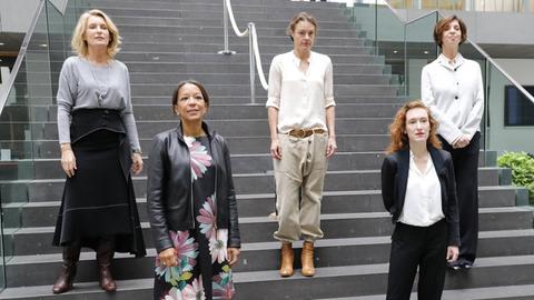Fünf Frauen stehen auf einer Treppe.
