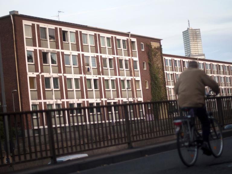 Das Flüchtlingsheim in der Herkulesstraße in Köln (Nordrhein-Westfalen), aufgenommen am 16.10.2014. Rund 600 Flüchtlinge sind in dem ehemaligen Verwaltungsgebäude untergebracht.