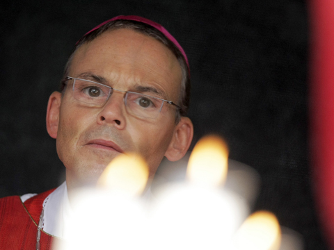 Bischof Franz-Peter Tebartz-van Elst zelebriert einen Gottesdienst