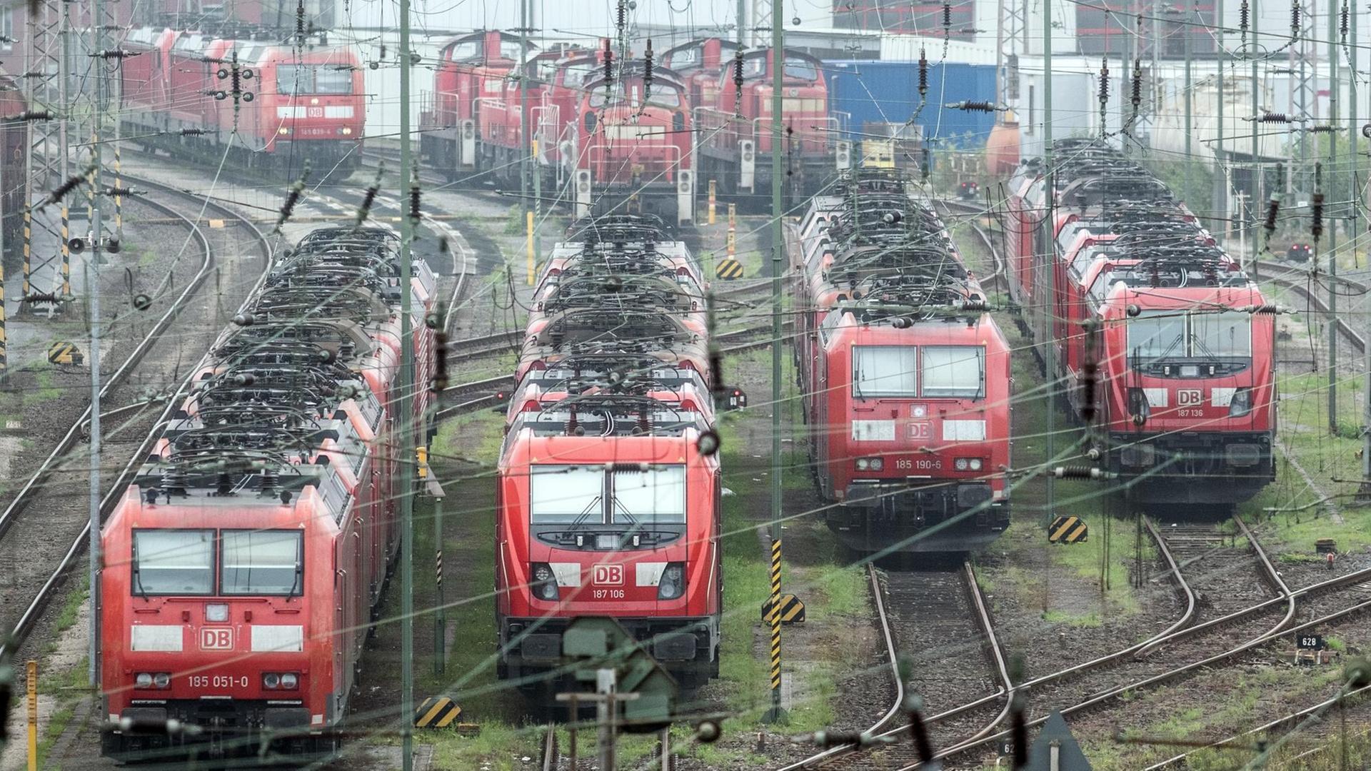 Lokomotiven stehen auf Abstellgleisen am Güterbahnhof in Dortmund. Lokomotiven stehen auf Abstellgleisen am Güterbahnhof in Dortmund.