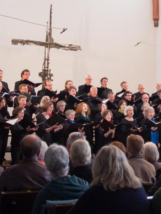 Der Chor bei einem Konzert in der Kirche St. Ansgar in Oldenburg.