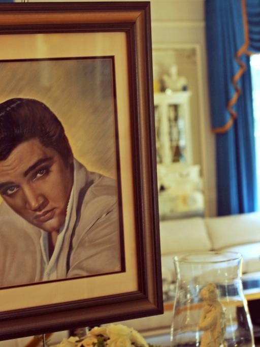 Ein Porträt von Elvis Presley in seinem ehemaligen Wohnhaus "Graceland" in Memphis, Tennessee.