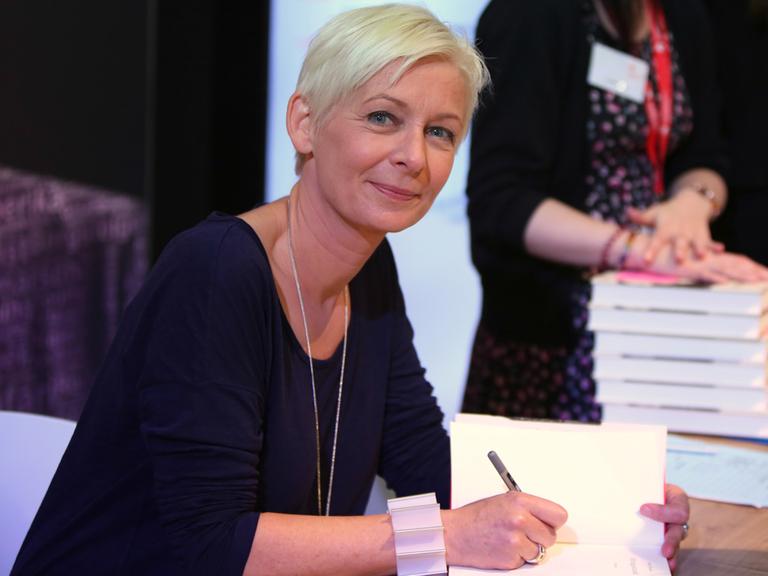 Die Bestseller-Autorin Dörte Hansen signiert ihren neuen Roman "Mittagsstunde" auf der Buchmesse in Frankfurt am 12. Oktober 2018.