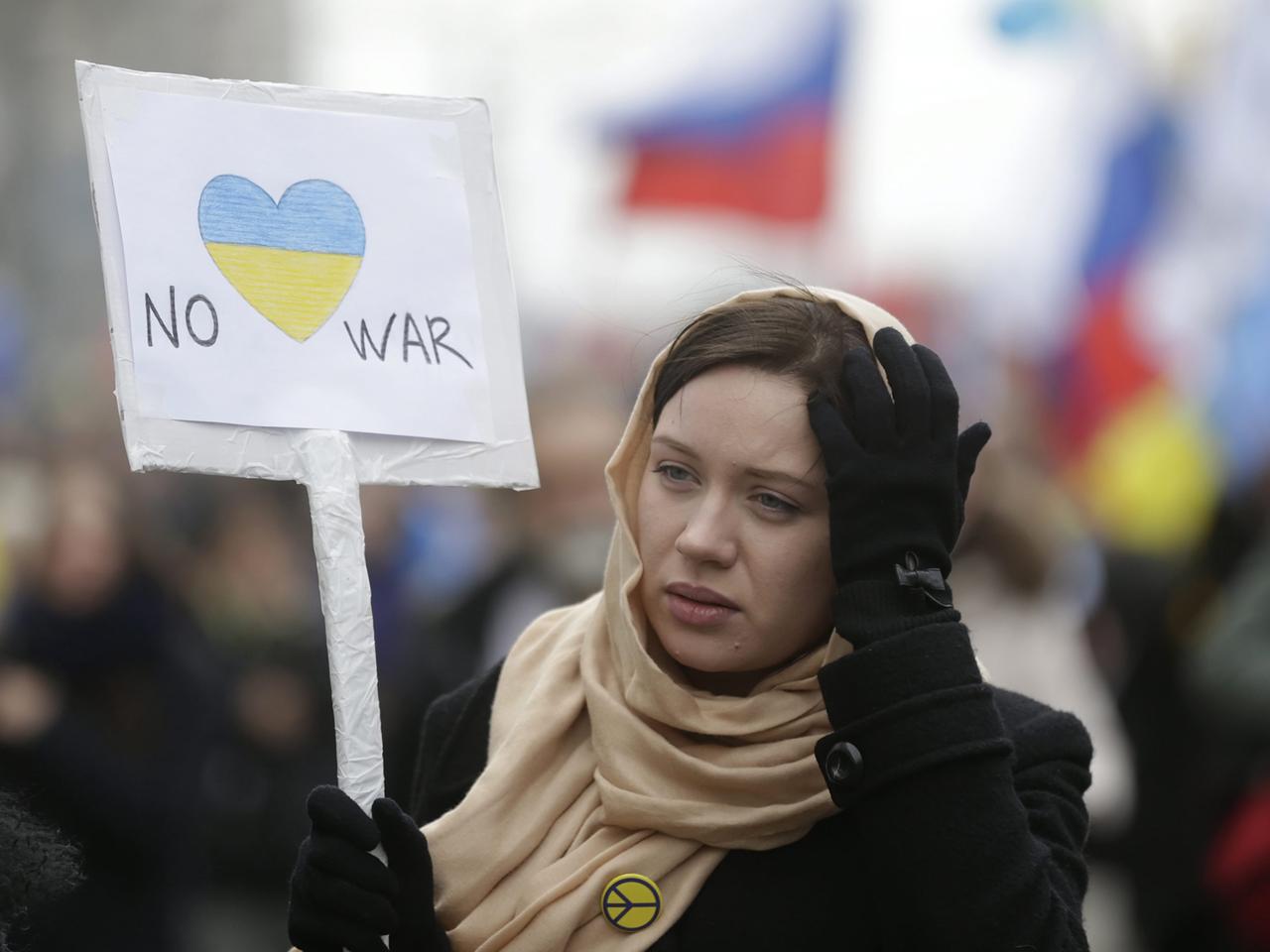 Eine Frau demonstriert in Moskau für Frieden in der Ukraine