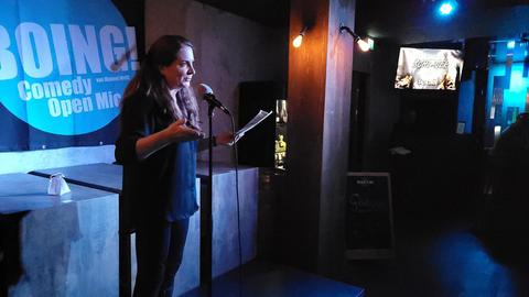Sprung ins kalte Wasser: Nach dem Seminar traut sich Teilnehmerin Eva auf die Bühne bei einem "Open Mic".