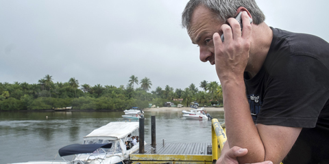 JC Schillmöller telefoniert im Hafen von Boipeba