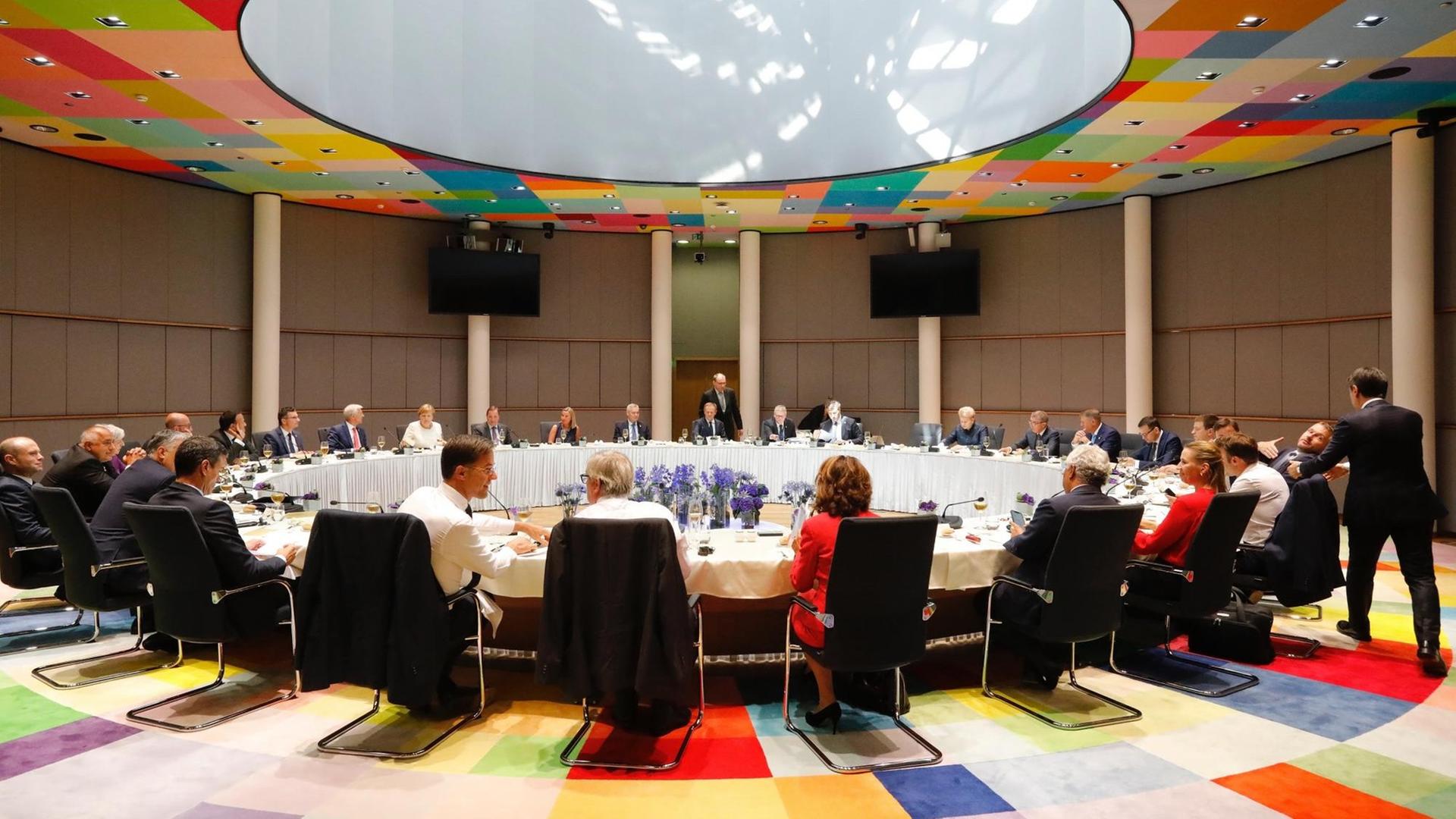 Die EU-Staats- und Regierungschefs sitzen während ihres Sondergipfels in Brüssel um einen runden Tisch
