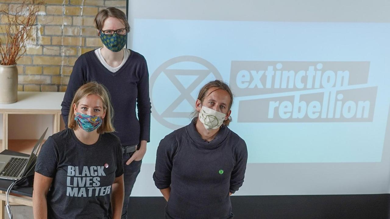 Die Aktivisten von Extinction Rebellion, Annemarie Botzki (l-r), Friederike Schmitz und Tino Pfaff, stellen auf einer Pressekonferenz geplante Aktionen vor. 