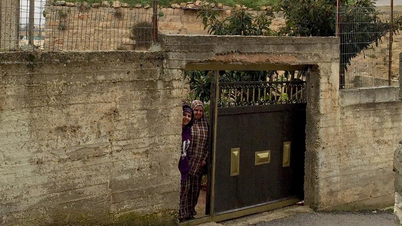 Karima am Tor zum Haus ihrer Mütter in Al Jib.