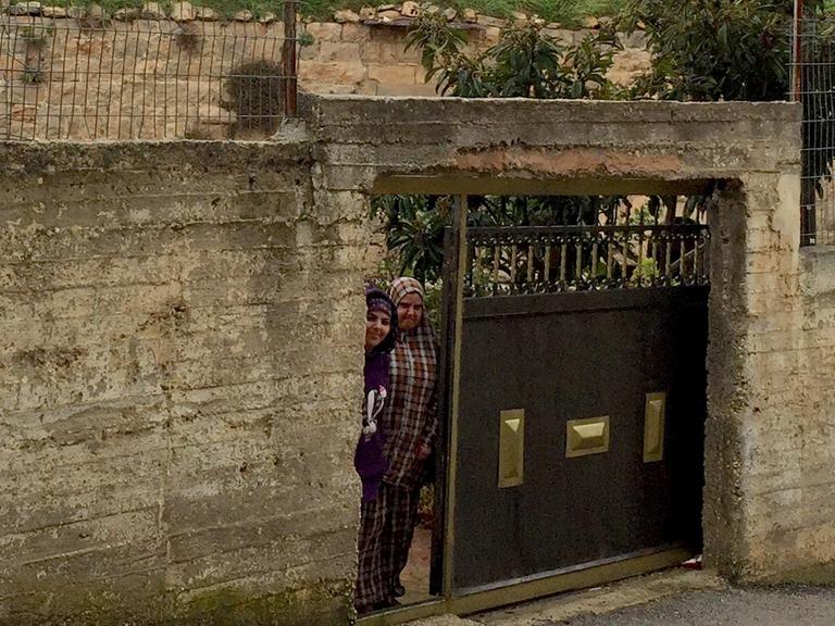 Karima am Tor zum Haus ihrer Mütter in Al Jib.