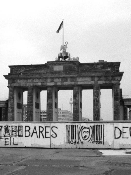 Historisches Foto von 1987: An der Mauer vor dem Brandenburger Tor in Berlin ein Graffiti "Unzählbares Deutschland".
