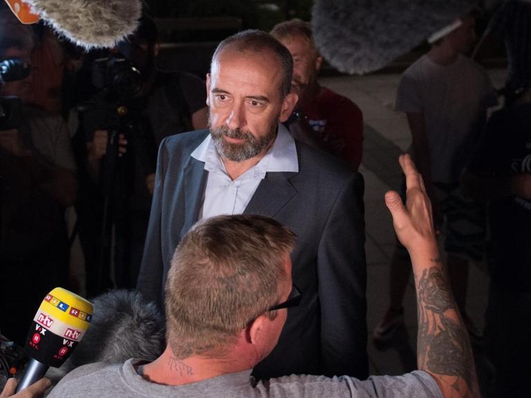 Bautzens Oberbürgermeister Alexander Ahrens spricht am 15. Juni 2016 mit einem aufgebrachten Bürger, ringsum halten Journalisten Mikrofone ins Bild. Am Vorabend war es zu Krawallen zwischen Rechtsradikalen und Flüchtlingen gekommen.