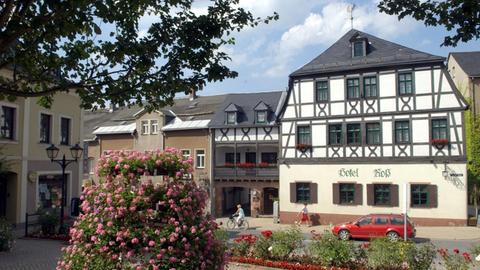 Zwönitz (Sachsen): Schiefergedeckte Häuser im Zentrum von Zwönitz mit dem "Hotel Roß", aufgenommen am 13.08.2004.