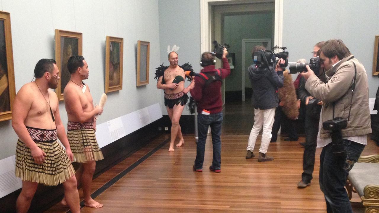 Stammesmitglieder der Maori bei der Segnungszeremonie der Lindauer-Bilder in der Alten Nationalgalerie Berlin.