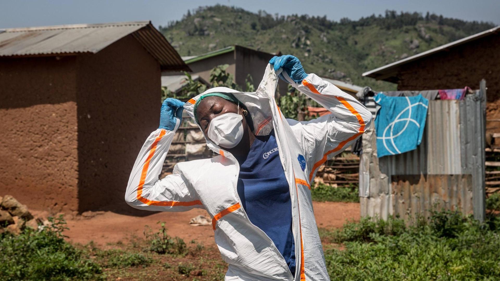 Eine Helferin im Kongo trägt Schutzkleidung. Eine Helferin im Kongo trägt Schutzkleidung.