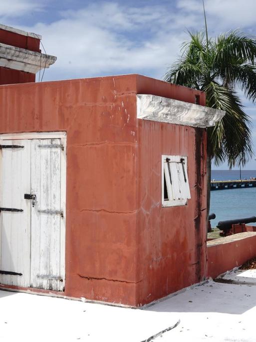 Das Rote Fort der Dänen in Fredriksted auf St. Croix wurde 1760 gebaut. Es war ein wichtiger Stützpunkt für die koloniale Sklavenwirtschaft auf den Dänisch-Westindischen Inseln.