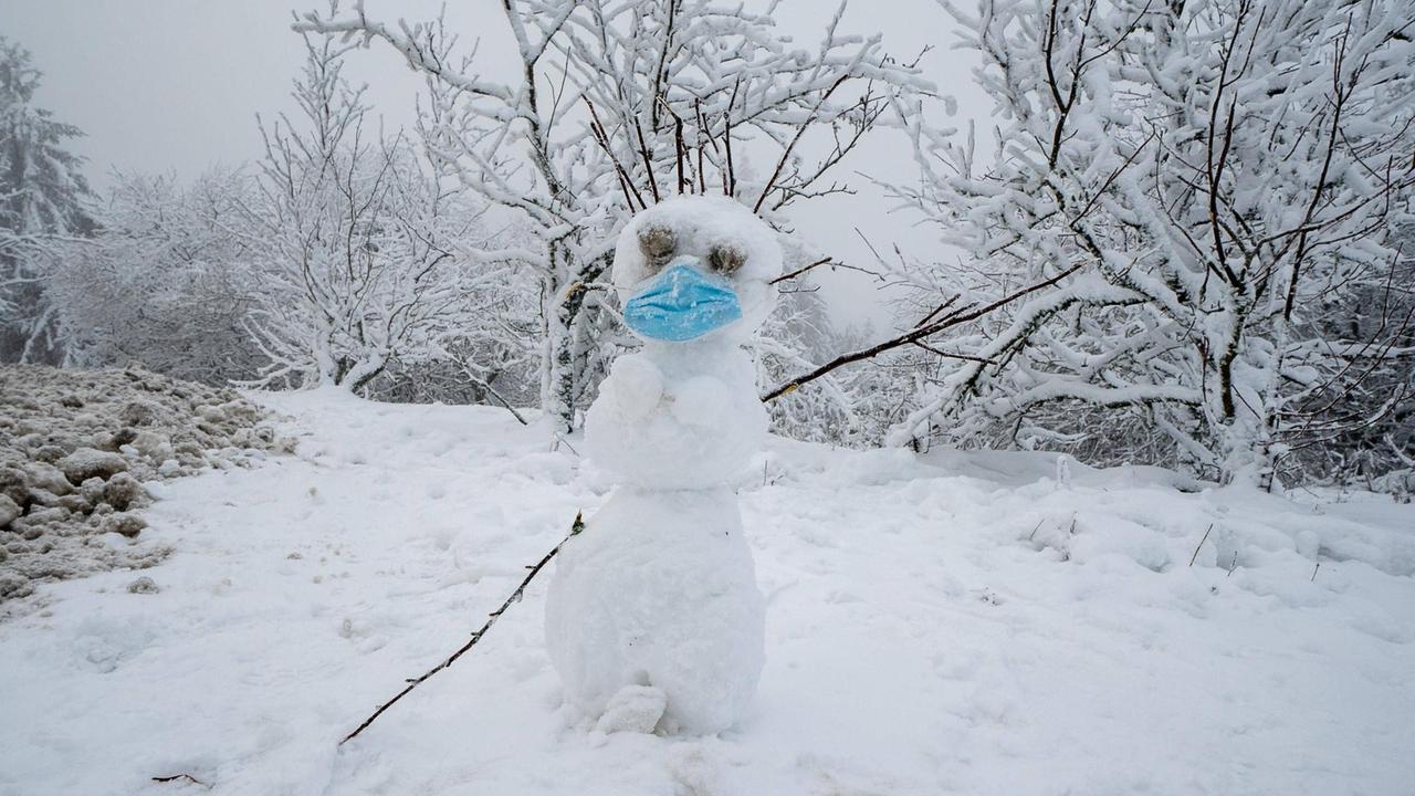 Ein Schneemann mit Maske ist auf dem Großer Feldberg zu sehen. Ein Schneemann mit Maske ist auf dem Großer Feldberg zu sehen.