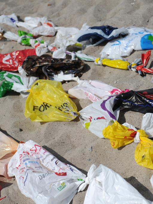 Mehr als 5000 gebrauchte Plastiktüten am Strand von Niendorf in Schleswig-Holstein, Aufnahme vom Juli 2013