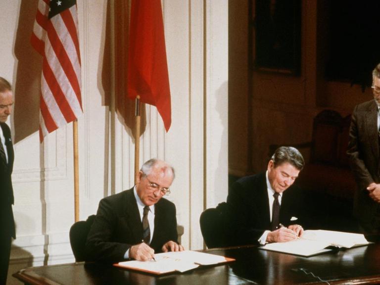US-Präsident Ronald Reagan (r) und der sowjetische Parteichef Michail Gorbatschow unterzeichnen am 08.12.87 in Washington den INF-Vertrag zur Vernichtung der atomaren Mittelstreckenraketen (Archivfoto). Reagan ist nach langem Kampf gegen seine Alzheimer-Erkrankung im Alter von 93 Jahren gestorben. Reagan, der von 1981 bis 1989 als 40. Präsident im Weißen Haus amtierte, starb am Samstag (05.06.2004) um 13.09 Uhr Ortszeit (22.09 Uhr MESZ) im Kreis seiner engsten Familienangehörigen in Bel Air in Kalifornien.