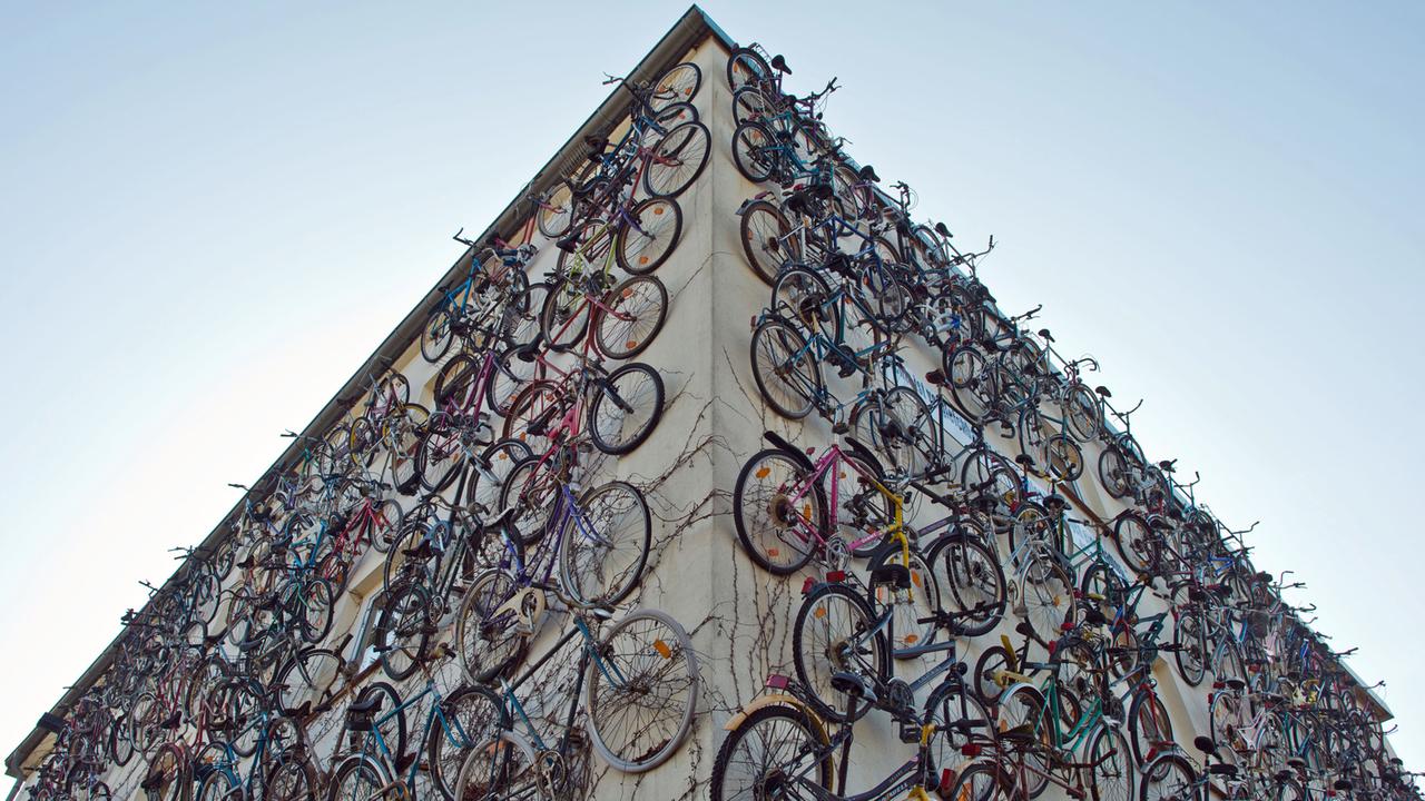 Eine Hausfassade voller Fahrräder, aufgenommen auf dem Gelände des Fahrradhofes in Altlandsberg (Brandenburg)