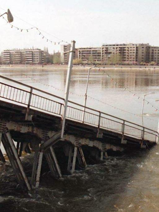 Die von Nato-Fliegern zerstörte historische Brücke von Novi Sad.