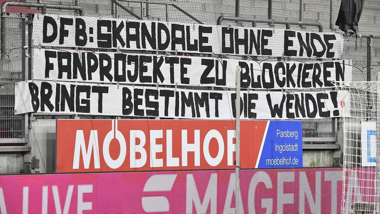 Fans des FC Ingolstadt protestieren mit einem Spruchband gegen die Pläne des DFB.