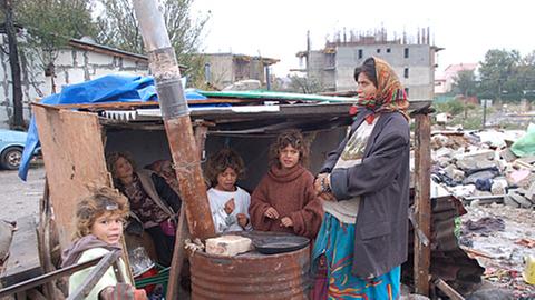 Nach der Zwangsräumung muss diese Roma-Familie im Freien campieren.