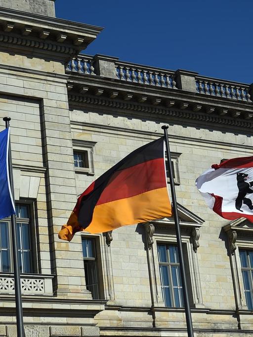 Die Europäische, die Deutsche und die Berliner Fahne wehen am 15.09.2016 in Berlin auf dem Abgeordnetenhaus.