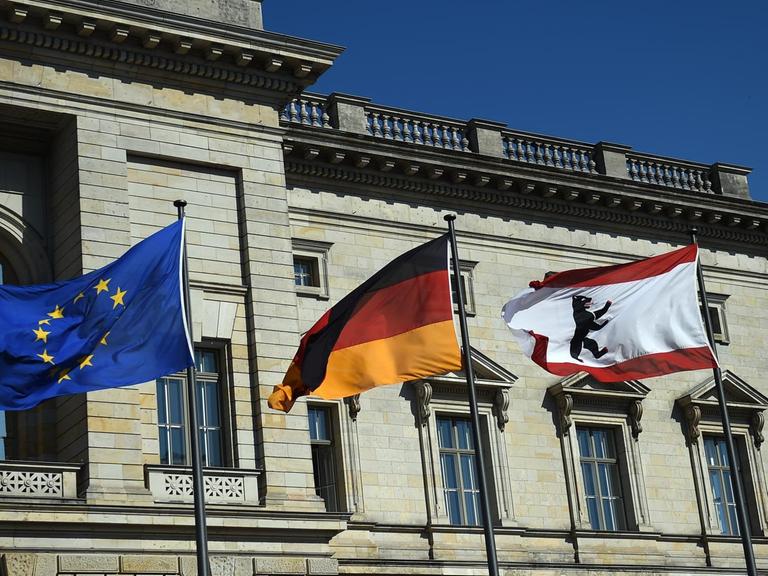 Die Europäische, die Deutsche und die Berliner Fahne wehen am 15.09.2016 in Berlin auf dem Abgeordnetenhaus.