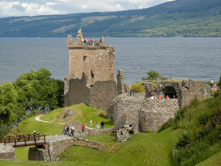 Blick auf die Ruine des Urquhart Castle am Loch Ness in den Schottischen Highlands