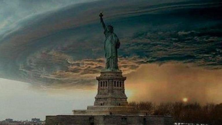 Bedrohlich - aber ein Fake: Dieses Bild soll zeigen, wie Hurrikan Sandy auf die Freiheitsstatute zurollt.