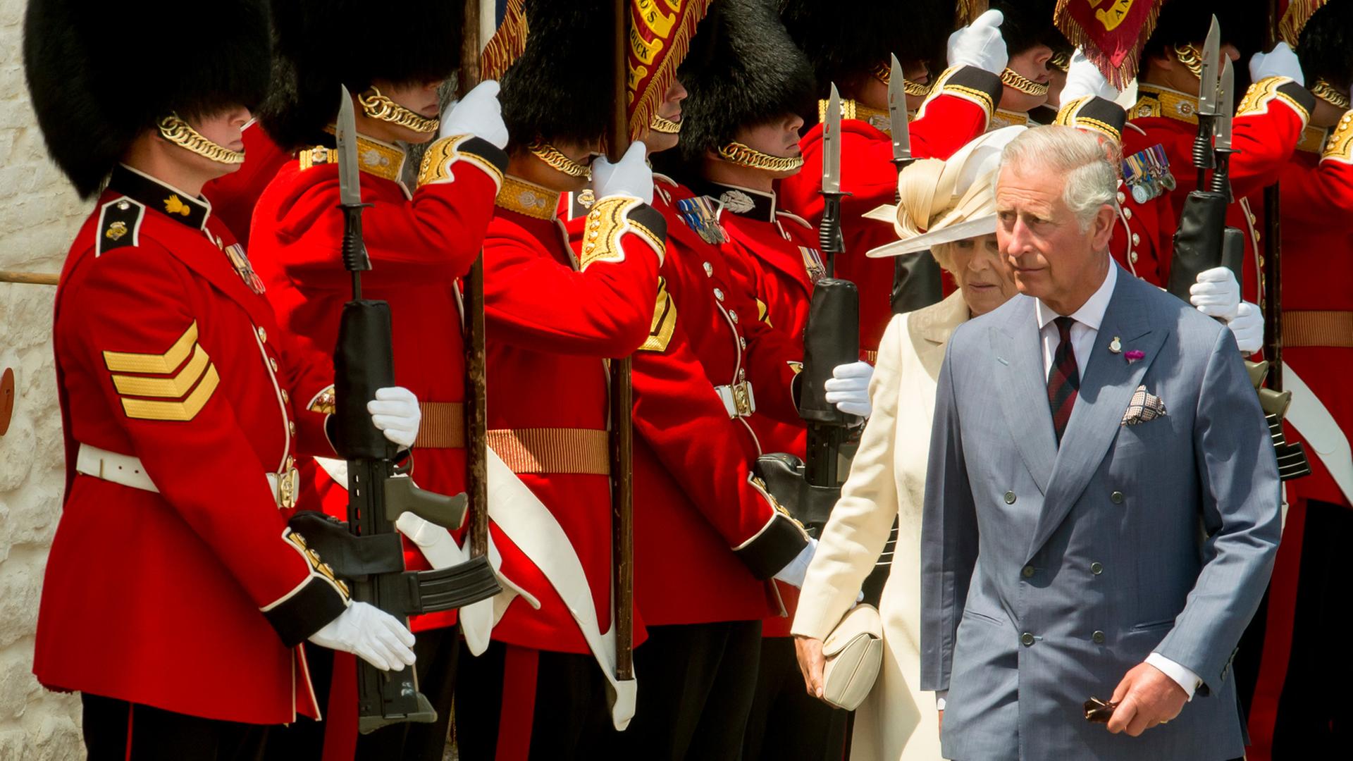 Camilla, Duchess of Cornwall und Prince Charles, Prince of Wales bei Feierlichkeiten anlässlich des 200. Jahrestages des britischen Sieges in der Schlacht von Waterloo; Aufnahme vom 17. Juni 2015