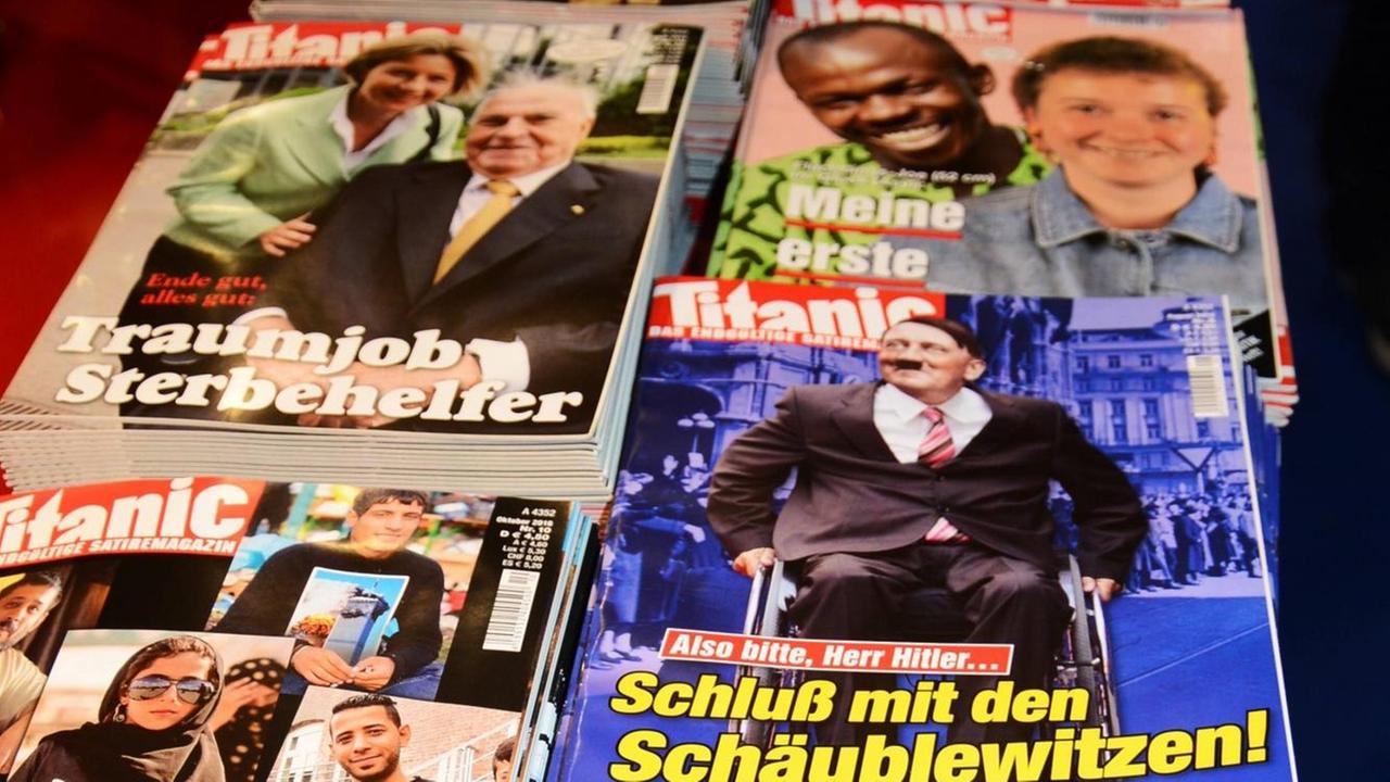 Zwei Reihen mit verschiedenen Ausgaben der Titanic. Zwei Reihen mit verschiedenen Ausgaben der Titanic.