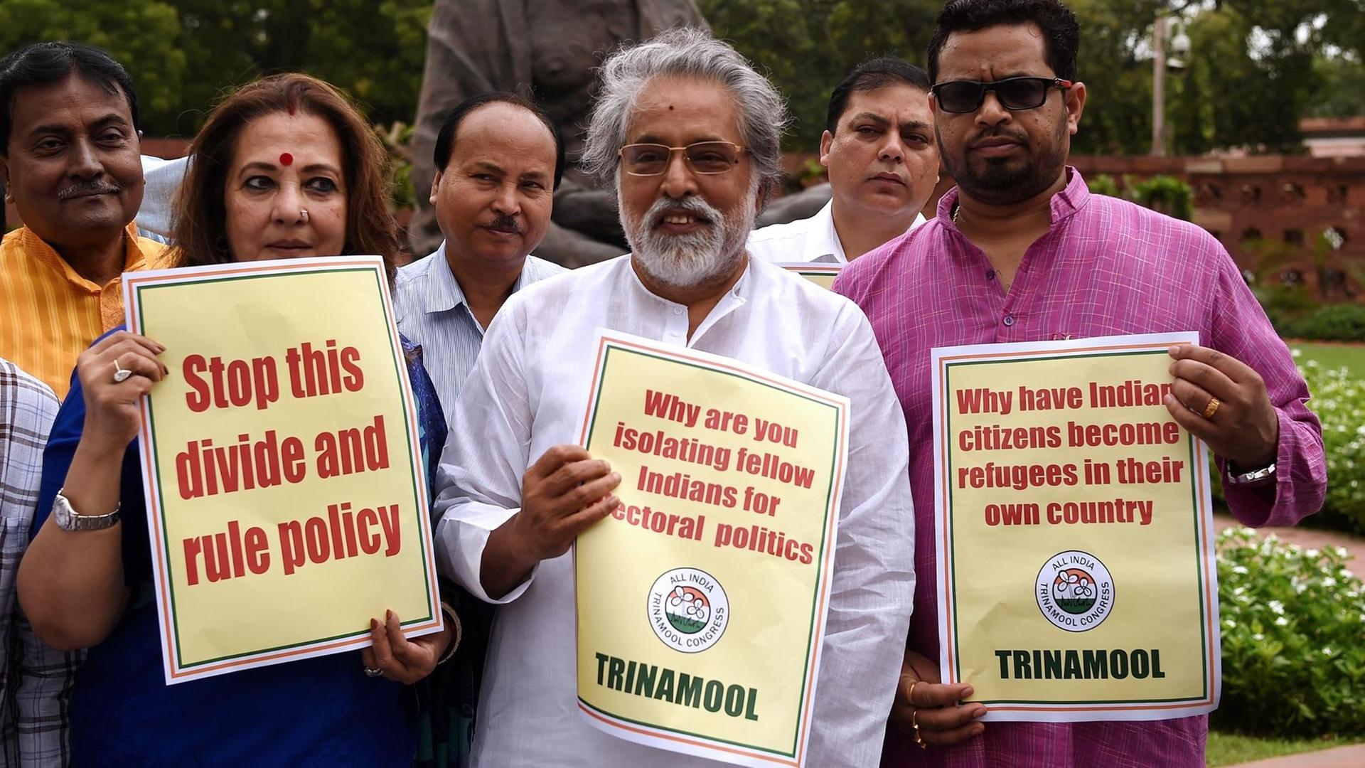 Parlamentsabgeordnete von The All India Trinamool Congress (TMC) protestieren in Neu-Delhi mit Plakaten gegen den Ausschluss von Millionen von Menschen von der Volkszählung für das Bürgerregister im indischen Bundesstaat Assam