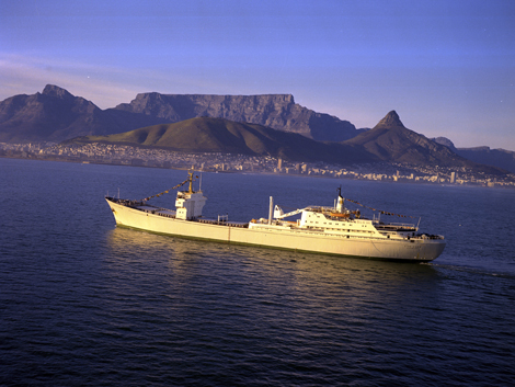Das deutsche atomgetriebene Schiff "Otto Hahn" vor Kapstadt und dem Tafelberg.