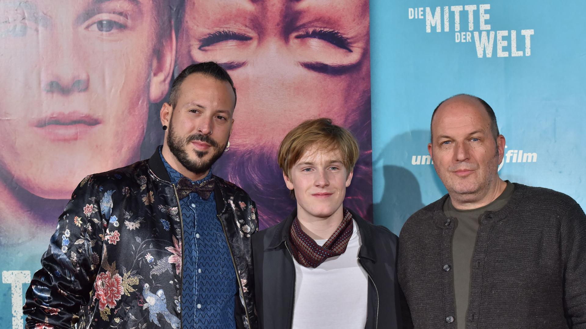 Regisseur Jakob M. Erwa, Schauspieler Louis Hofmann und Romanautor Andreas Steinhöfel posieren in Köln bei der Premiere von "Die Mitte der Welt"